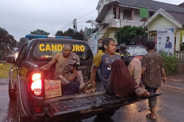 13 Orang Meninggal Akibat Erupsi Gunung Semeru