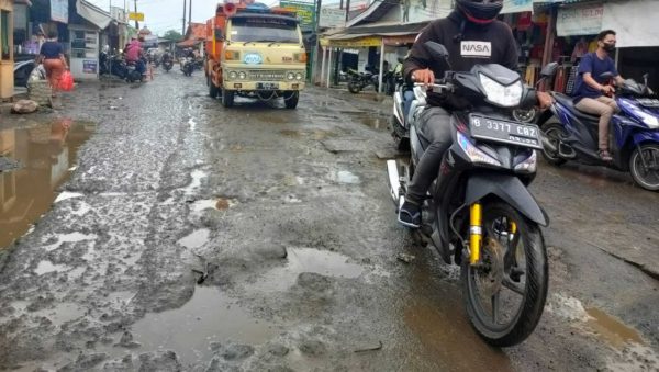 Panjang sekitar 700 meter dengan lebar 6 meter jalan raya sepatan – Pakuhaji Rusak berat dan parah,