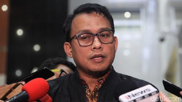 Bupati Kolaka Timur Andi Merya Nur (AMN) dan Kepala BPBD Anzarullah (AZR) resmi menjadi tersangka