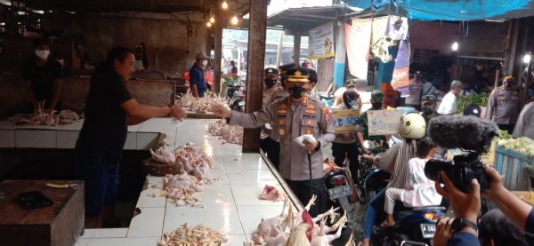 Kunjungan Kapolresta Tangerang Cek Kesiapan Posko Masker Pro Aktif Kepatuhan Prokes dan Operssi Masker Pasar Sentiong