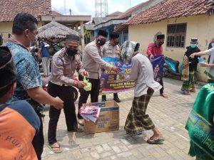 Kapolsek Balaraja Polresta Tangerang Kompol Heri Fitriyono. SH melaksankan Sholat Jumat Keliling dan bagi bagi Masker kepada Jamaah.