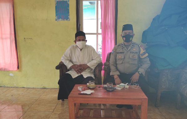 Jalinan Silaturahmi  Rukun Ulama Umaro Bhabinkamtibmas Sambangi Tokoh Agama Dikediaman KH.Suharta/Abah Ata