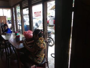 Warung makan yang ada di lokasi jalan buaran kandang raib uang sekitar 5 juta rupiah di santap pemaling