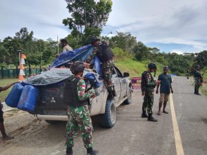 Anggota personil pamtas Yonif 140, swiffing dalam menjaga totorial26 Kc