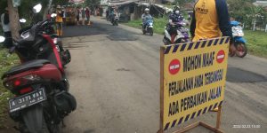 Patrasana kecamatan Kresek saat melintasi jalan raya Kresek mengatakan bahwa perbaikan