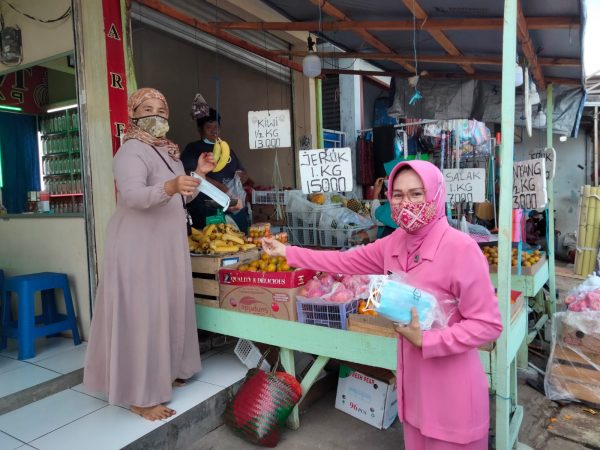 Ibu-Ibu PKK Bhayangkari Dan Persit,Blusukan Sasar Pasar Tradisional Kresek Bagikan Masker Gratis