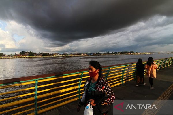 Ada kemungkinan hujan lebat dan di sertakan angin kencang, untuk yang tinggal di pinggi pantai Jakarta Untara sampai Serang Banten