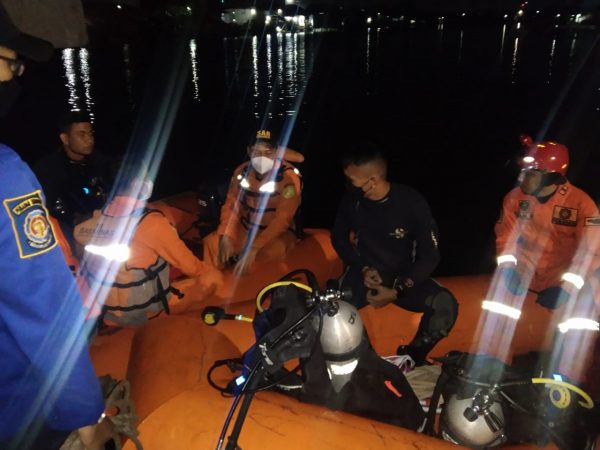 TIM SAR GABUNGAN LAKUKAN PENCARIAN TERHADAP PEMUDA YANG TENGGELAM DI DANAU BATUSARI