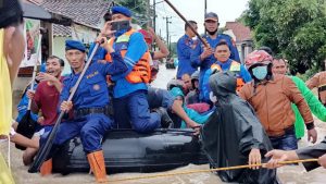 Ditpolairud Polda Banten Gunakan Perahu Karet Evakuasi Korban Banjir Di Perumahan Rahayu Risidance