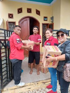 Ormas Pemuda Batak Bersatu Sebanten Serahkan Bantuan Kemanusiaan Kepada Korban Bencana Banjir Di Kota Serang