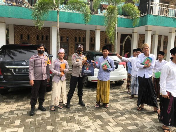 Bhabinkamtibmas Polsek Pasar Kemis Polresta Tangerang Saba Pesantren Imbau Prokes