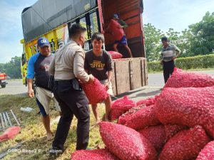 Laka Tunggal Di TOL Tangerang- Merak,Personel Ditpamobvit Polda Banten Berikan Bantuan Dan Pengamanan