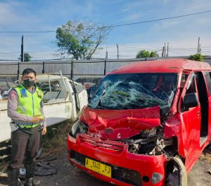 Angkot Tabrak Truk Di TOL Tangerang – Merak 14 Korban Luka Dievakuasi Ditlantas Polda Banten