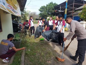 Personel Ditpolairud Polda Banten Giat Bersih-Bersih Di Pelabuhan Gren Ang Pulo Ampel Dan Pulo Panjang