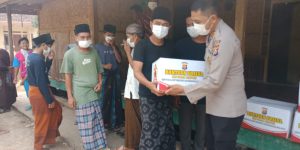 Tim Jum’at Barokah Bidhumas Polda Banten Bagikan Sembako Kepada Santri Dan Janda Tua