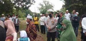 Kapolsek Kresek”Takziah” Ke Rumah Duka Kades Kandawati Kecamatan Gunung Kaler