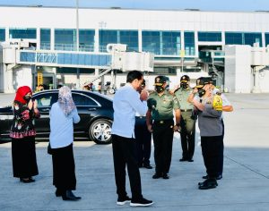 Presiden Joko Widodo didampingi Ibu Iriana Joko Widodo bertolak menuju Provinsi Jambi dalam rangka kunjungan kerja