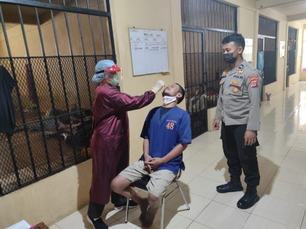 Dittahti Polda Banten Laksanakan Swab Antigen Kepada Tahanan Yang Akan Dilimpahkan Ke Kejaksaan