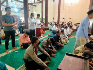 Masjid Banten Lama Jadi Tujuan Jumat Barokah Ditpamobvit Polda Banten