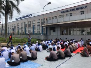 Personel Ditsamapta Polda Banten Shalat Berjamaah Bersama Massa Aksi Demo