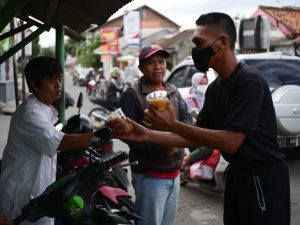 Bangun Kepedulian Sosial Satbrimob Polda Banten Bagikan Takjil Gratis