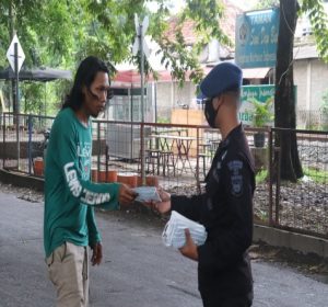 Satbrimob Polda Banten Beri Himbauan Prokes Dan Pembagian Masker Gratis