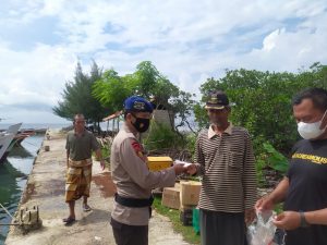 Ditpolairud Polda Banten Bagikan Masker Dan Berikan Himbauan Kepada Masyarakat Pesisir Pulorida