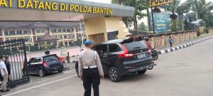 Bidpropam Polda Banten Laksanakan Gatur Lantas Didepan Pintu Gerbang Masuk Polda Banten