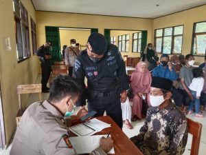 Satbrimob Polda Banten Lakukan Pengamanan Vaksinasi Massal Serentak Di Lebak