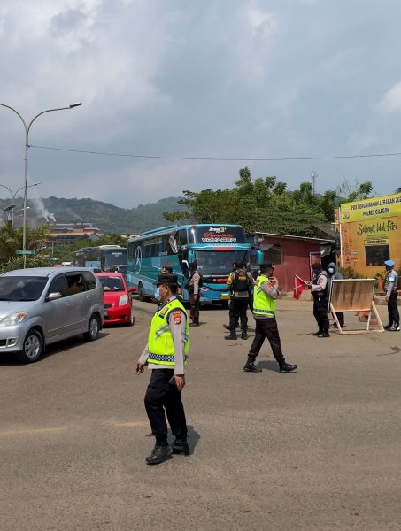 Kepadatan Di Pantai Anyer,Polres Cilegon Berlakukan Pengalihan Arus Lalu Lintas