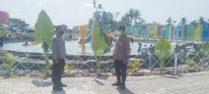 Jajaran Personil Polsek Kresek Pantau Dan Monitoring Arena Bermain Air Bos Dino Yang Rame Pengunjung Di Hari Libur Panjang