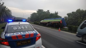 Ditlantas Polda Banten Evakuasi Laka Lantas Tunggal Truk Di Tol Tangerang – Merak