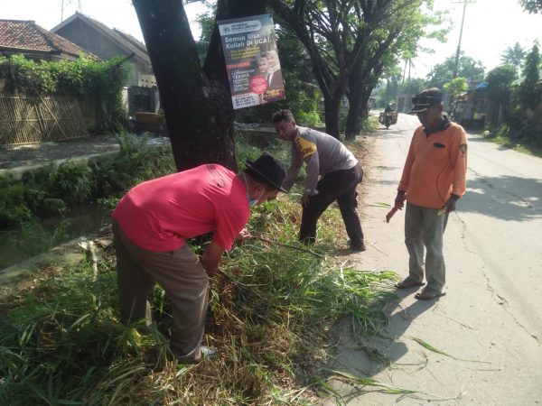 Gotong Royong Normalisasi Sungai Di sepanjang Sukamulya,Balaraja Binmas Polsek Balaraja Ikut Turun Juga