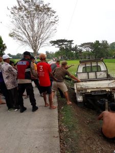 Kapolsek Bersama Warga Bantu Menarik Mobil Terguling Di Desa Talok