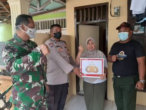 Bhabinkamtibmas Kelurahan Balaraja Salurkan Bansos Hut Bhayangkara Ke-76