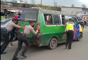 Aksi Personil Polantas Polsek Balaraja Saat Mendorong Mobil Angkot Mogok