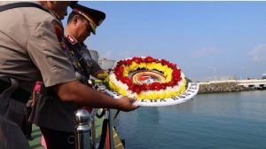 Polda Banten Gelar Tabur Bunga Dan Larung Laut Di Perairan Merak Menyambut HUT Bhayangkara Yang Ke-76