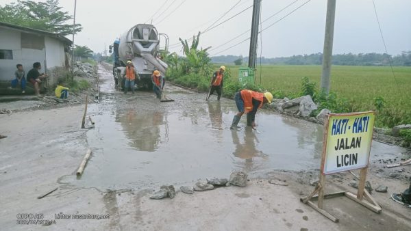 Jalan Raya Cikande Kopo, Lebar Lima Meter “Di LUMPUHKAN” Total Oleh Kontraktor pelaksana Proyek, APDESI Kecamatan Kopo Mengeluhkan