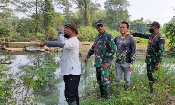 Danramil 0602-19/Cikande, Respon Cepat Aduan Warga Dengan Adanya Penumpukan Sampah Di Aliran Air Sungai Cikambuy