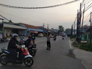 Anggota Bhabinkamtibmas Polsek Cikupa Polresta Tangerang Laksanakan Gatur Lalin Pagi Hari