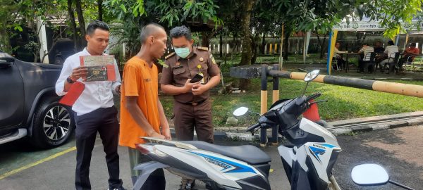 Tahap Dua Kasus Penipuan, Penyerahan Tersangka Dan Barang Bukti Jpu Kejaksaan Negri Tangerang