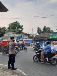 Anggota Bhabinkamtibmas Polsek Cikupa Polresta Tangerang Laksanakan Gatur Lalin Pagi Hari