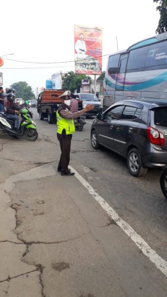 Polantas Polsek Balaraja Ciptakan Kamseltibcar Lantas Sore Hari