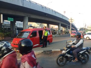 Polantas Polsek Balaraja Ciptakan Kamseltibcar Lantas Pada Pagi Hari