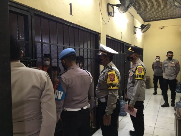 Cek Ruang Tahanan, Pawas Polresta Tangerang Tekankan Jaga Kebersihan Dan Kesehatan