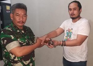 Warga Cileles Serahkan Penemuan Senpi Rakitan Ke Unit Intel Kodim 0510/Trs