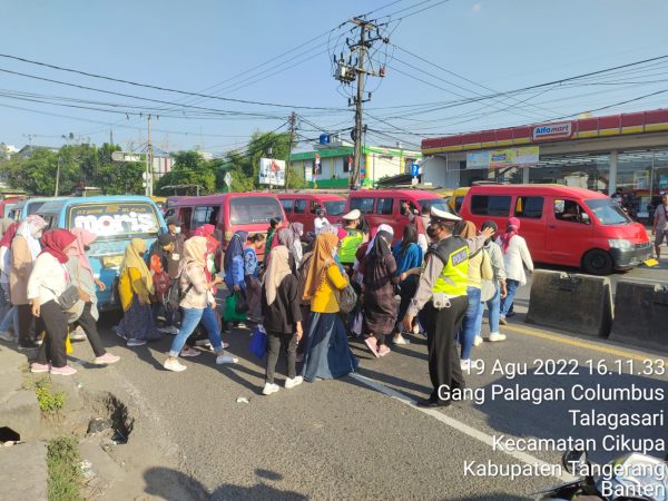 Kanit Unit Lantas Polsek Cikupa Polresta Tangerang Laksanakan Gatur Lalin Pagi Dan Sore Hari