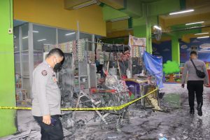 Polresta Serang Kota Bantu Evakuasi Kebakaran Mall Di Kota Serang