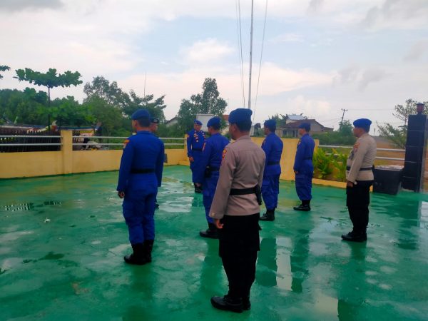 Kasatpolairud Polresta Tangerang Polda Banten Berikan Arahan Kepada Personil Satpolairud Dalam Kegiatan Apel Pagi