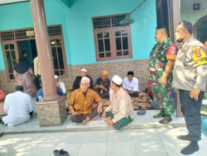 Guyub TNI-Polri Wujud Kepedulian Bhabinkamtibmas Polsek Pasar Kemis Dan Babinsa Takziah Warga Binaannya